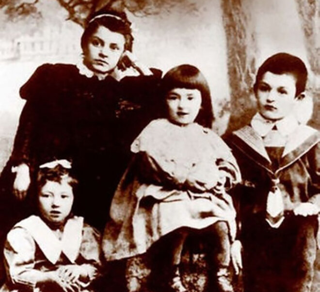 Фаина Раневская (слева внизу) с гувернанткой, братом и сестрой