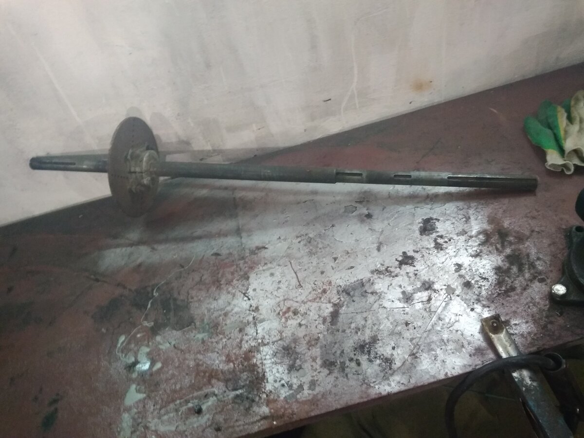 Ось от картинга была сразу с тормозным диском и звездой.