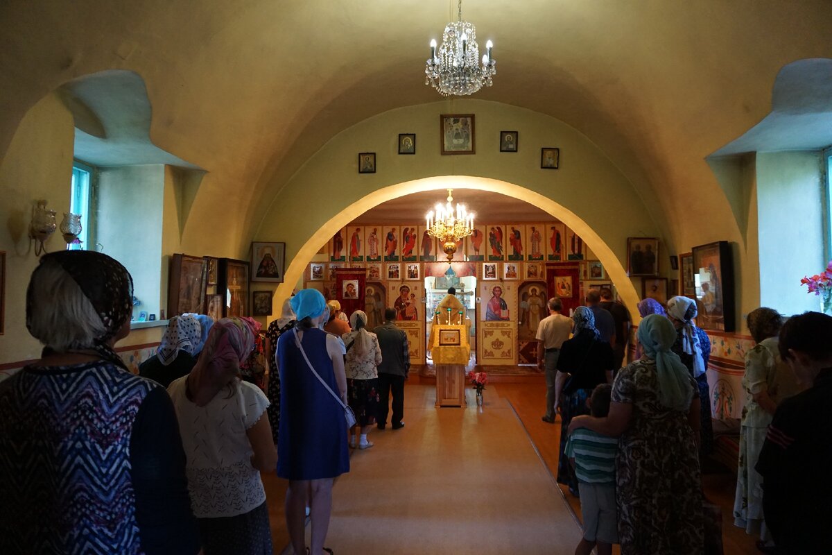 ..На иллюстрации: примерно такой храм я видел в том, памятном сне; Это тот храм, в котором я служу, почти двадцать лет. Только разместив фото на данной странице я с удивлением и страхом заметил это сходство... 