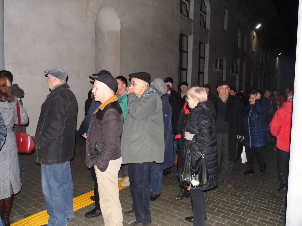                Перед входом в вокзал образовалась небольшая очередь, потому  что   всех посетителей сотрудники правопорядка пропускали через рамки-металлоискатели.          