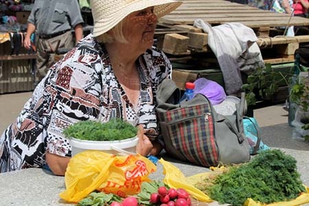 Сама посадила, сама вырастила, сама продаю прохожим. Теперь я не просто пенсионерка, а самозанятая, так? 