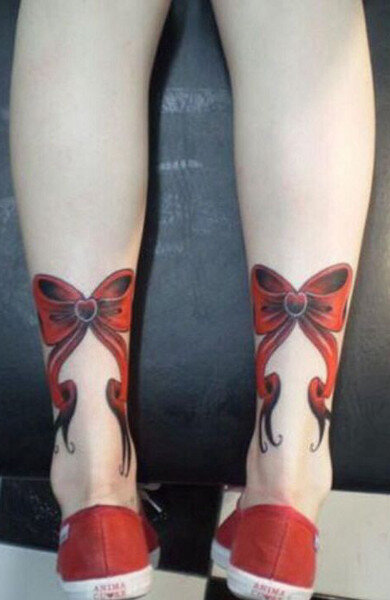 Что означают татуировки бантиков на ногах?