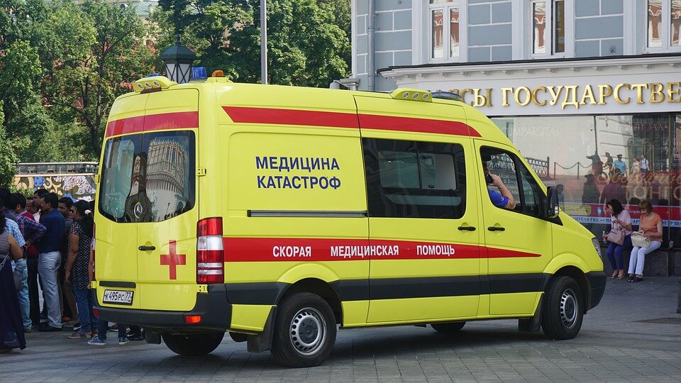 Не затягивайте с вызовом, работники скорой будут рады вызову в новогодние праздники)))