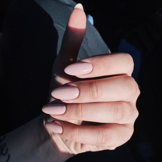 Картинки из Pinterest. Такой цвет будет хорошо смотреться как на миндальных, так и на квадратных ногтях.