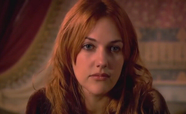 Её взгляд вдруг пал на изумрудное кольцо.