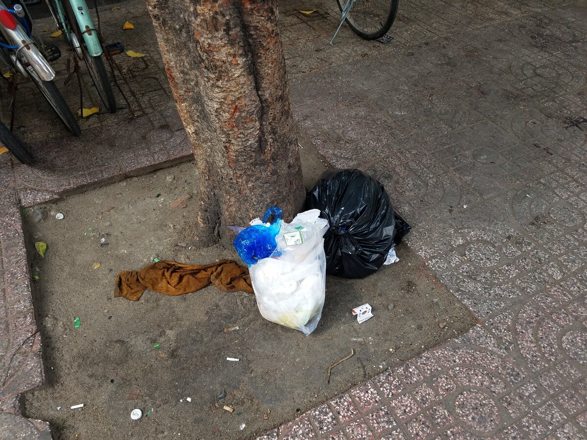 Мусор в прямом смысле слова кладут под пальму:)