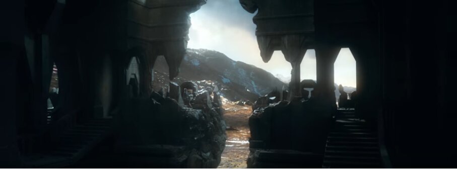 Кадр из фильма. Вид изнутри горы после того, как дракон был убит. Хорошо виден пролом, через который вылетел Смауг и по бокам видны арки, через которые можно было залезть. 