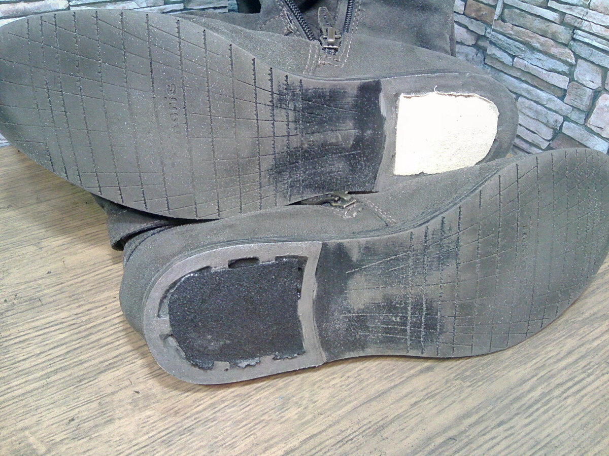 Порванные кроссовки. Провалилась пятка в ботинке. Продавилась подошва в обуви. Дырка в подошве кроссовок. Провалилась пятка в ботинке.