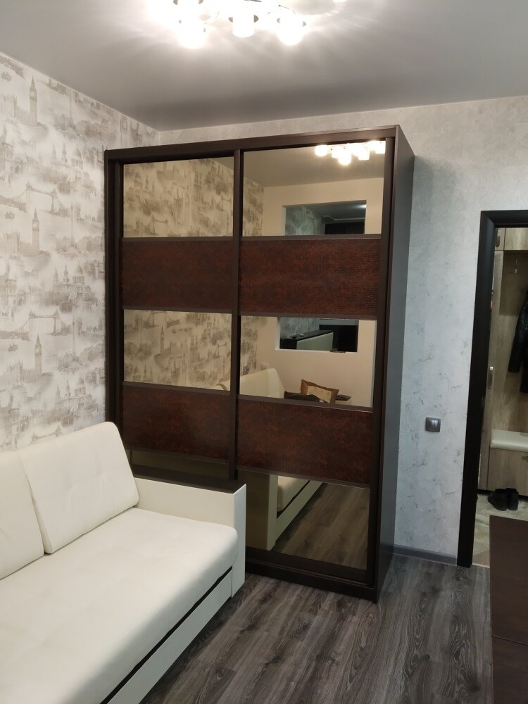 Создать карусель             Шкаф-купе с зеркалом и вставками из эко-кожи