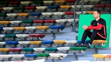 Назначение 34-летнего специалиста на такую должность - огромный риск. Но генеральный директор, президент и совет директоров поддержали данную кандидатуру, а значит, полностью доверяют ему. Пока клуб занимает 10-ю строчку в таблице РПЛ, и если положение не поправить за вторую часть сезона, спрашивать за результат будут в первую очередь с Томаса Цорна.
