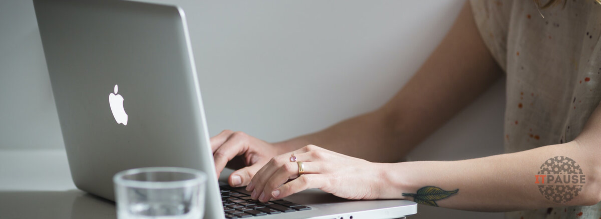 Работа дома выглядит легко и без офисного бренда