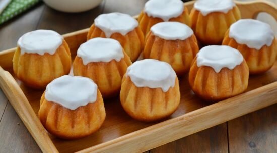 Бабку переворачивают дном кверху, поливают помадкой. Особой пропитки бабка не требует, сразу после украшения ее можно подавать на стол. Украшают её еще по вкусу марципанами и рублеными орехами.