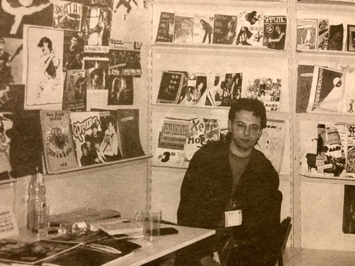 Александр Кушнир на книжной ярмарке в 1994 году. Он уже что-то задумал...