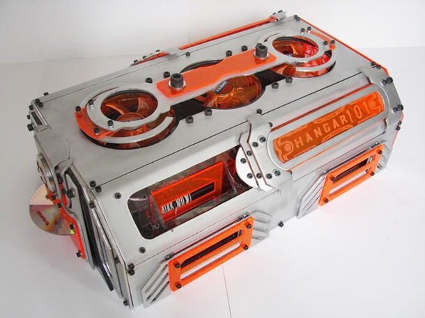 Автор: Макс Эрландссон

Научно-фантастическая тема очень популярна среди моддеров. На дизайн компьютера Hanger 101 его автора, Макса Эрландссона, вдохновил двигатель крейсера Энтерпрайз NX-01 из сериала Стар Трек. Это еще один корпус, построенный с нуля из металла и акрила. 