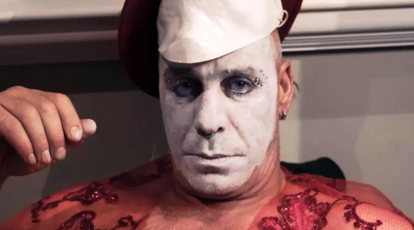 Вы только посмотрите какой взгляд! И через тысячелетия, реки времён, ты можешь увидеть только горизонт. Или любой другой объект, хоть несколько раз в сутки. Все остальные события просто твои галлюцинации.