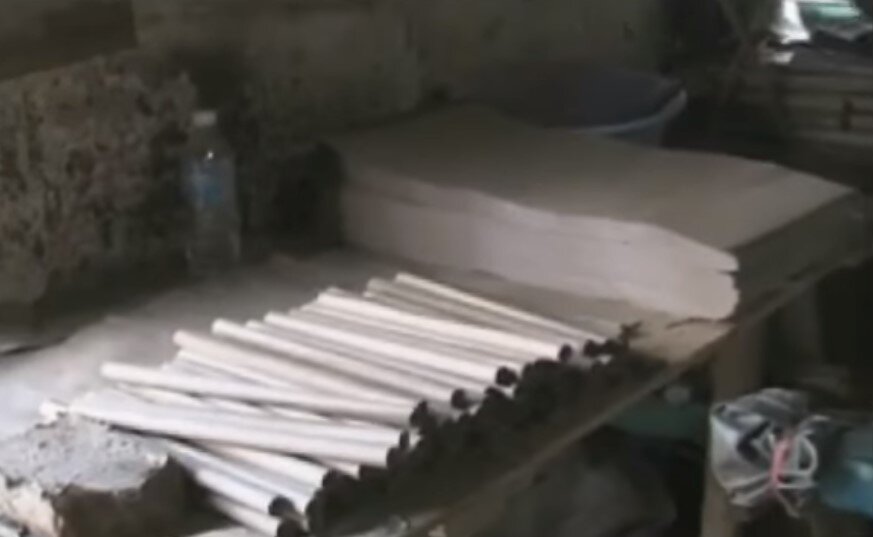 Скручиваем из бумаги пропитанной клеем 