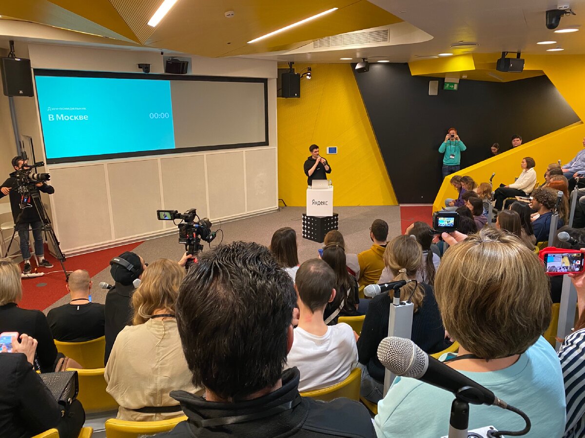 Зал «Мулен Руж» в офисе «Яндекса»