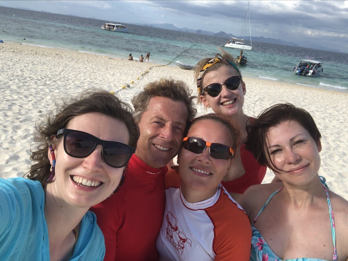 Мы довольные на пляже острова Бамбу