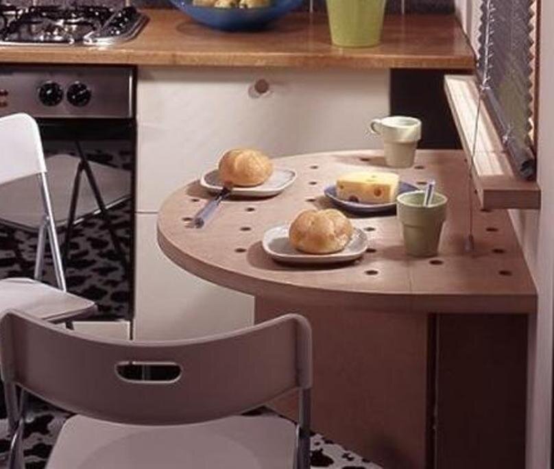  Опускаемая столешница под кухонным окном и раскладными стульями — это прекрасный способ увеличить площадь кухни. Маленький складной столик — идеальное решение для мини-кухни или малогабаритных кухонь!