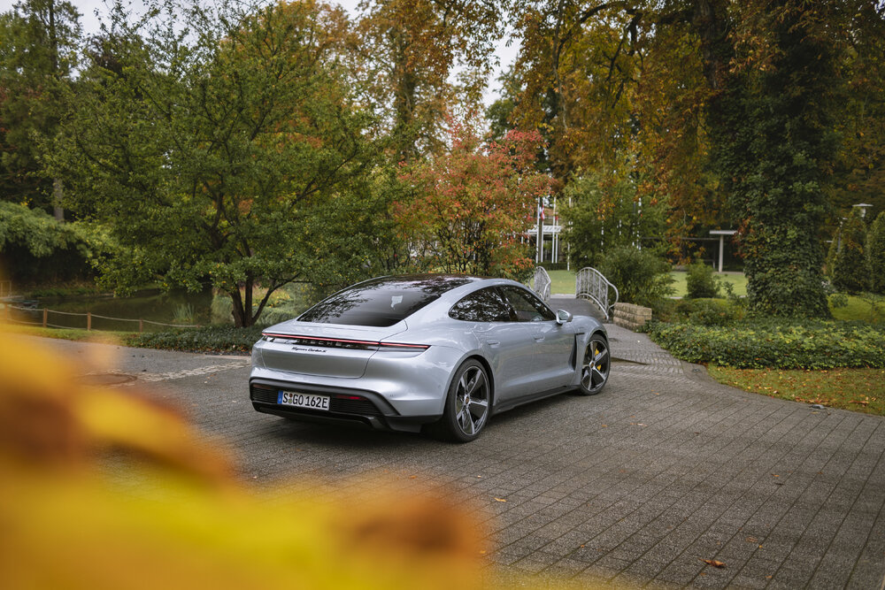 Porsche Taycan Turbo S, цвет Dolomite silver metallic