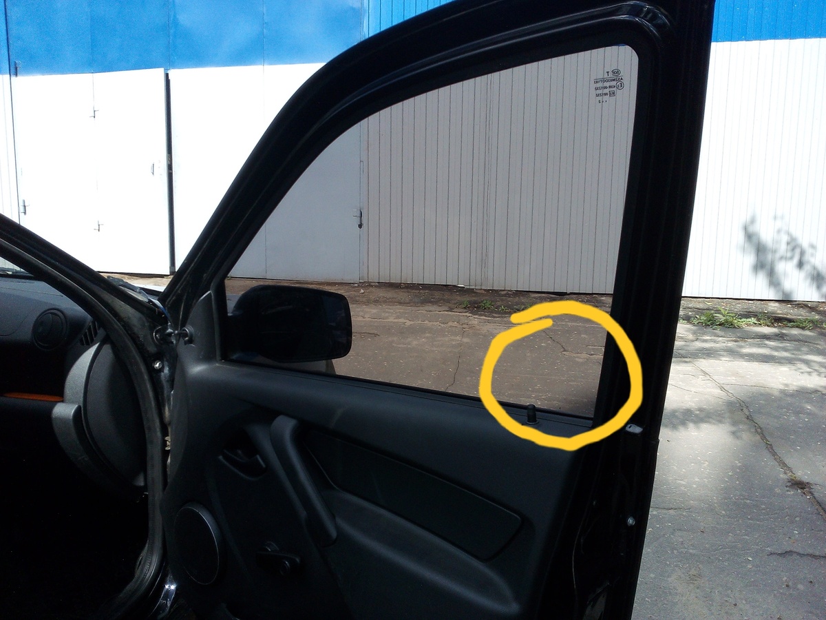  В выделенной области должен стоять заводской номер  и год выпуска,при чем это касается всех стёкол 