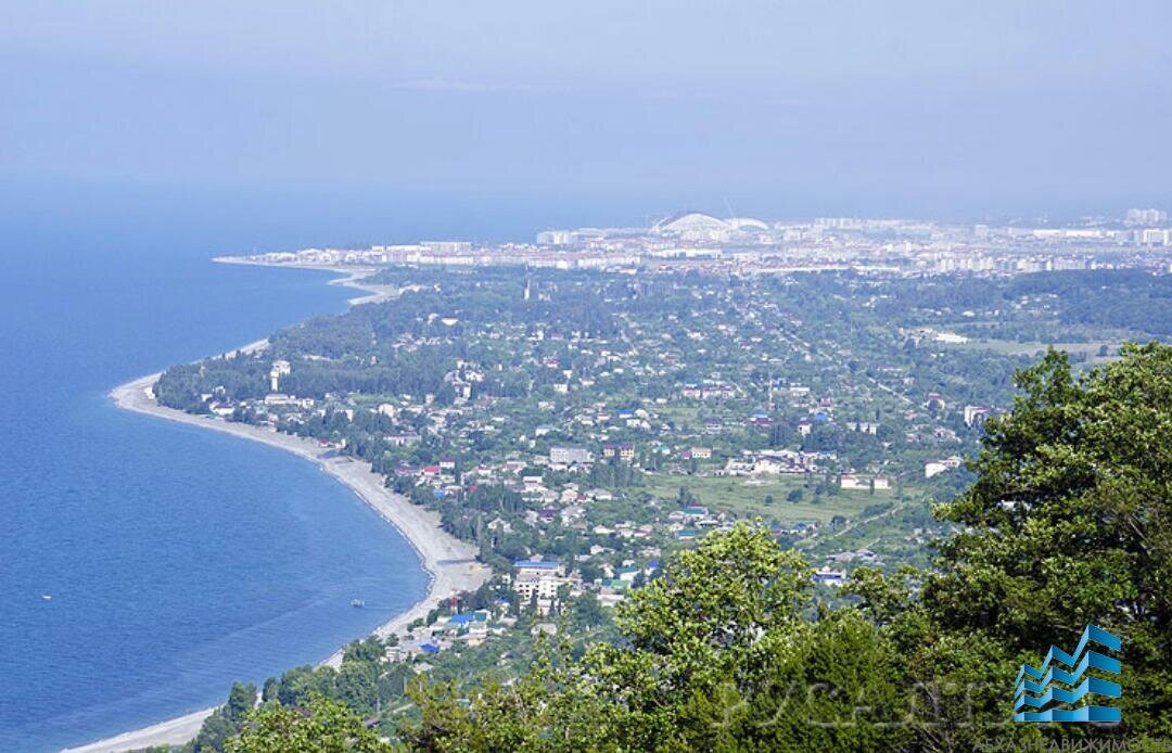 Если внимательно смотреть,то видно дорогу от границы и уходящую на поворот.