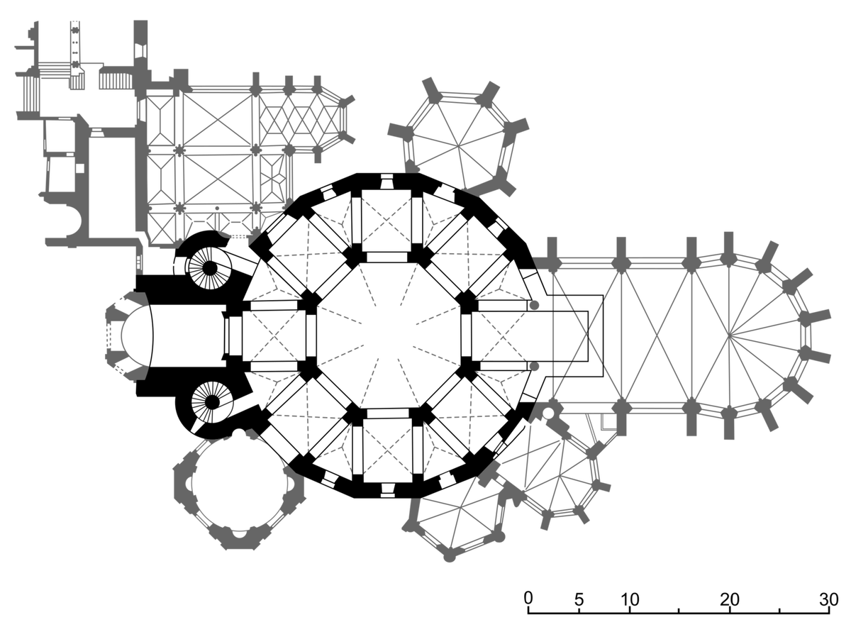 План собора, где черным цветом выделена схема Палатинской капеллы, с которой начал разрастаться собор. Источник: pinterest.com.au 