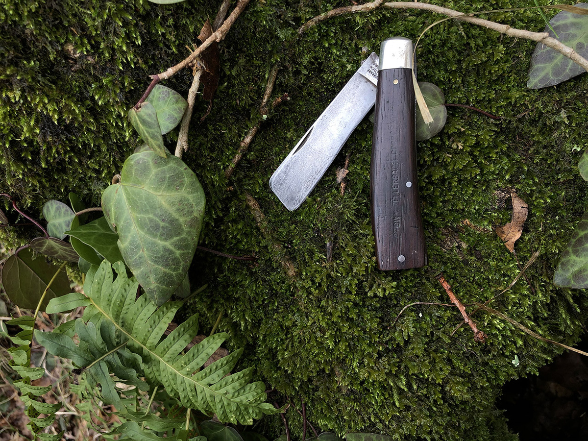 Загнутая рукоять, тупой клинок, интересно, для чего создан этот старик. Фото: wandering 