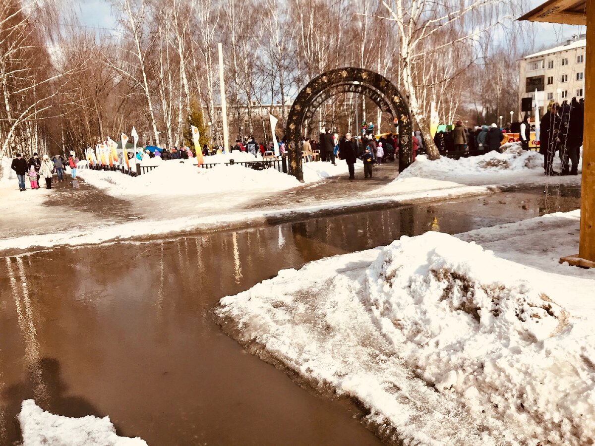 г. Ижевск, ул. Школьная, 01.03.2020, это пешеходная дорожка, а рядом народ Масленицу отмечает