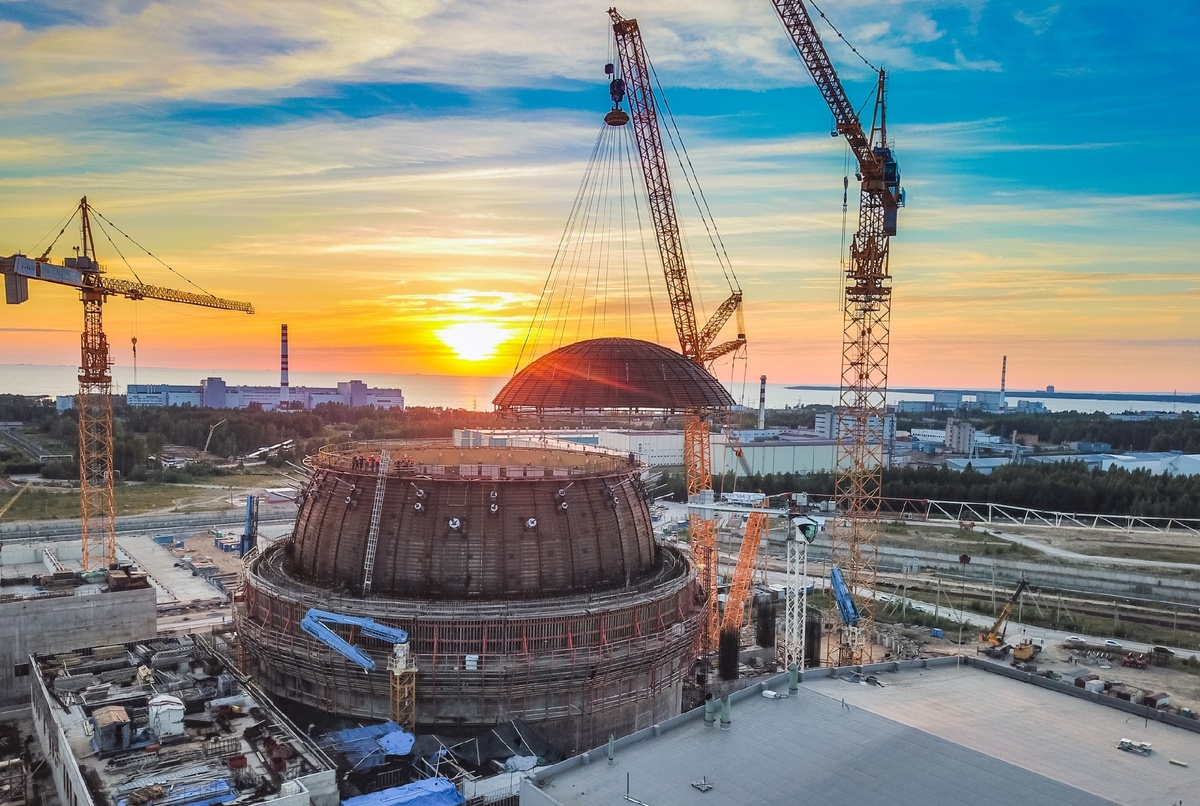 Установка верхней части купола реактора на втором блоке Ленинградской АЭС-2 на фоне прекрасного заката. Фото Александра Кашина, Холдинг "ТИТАН-2"