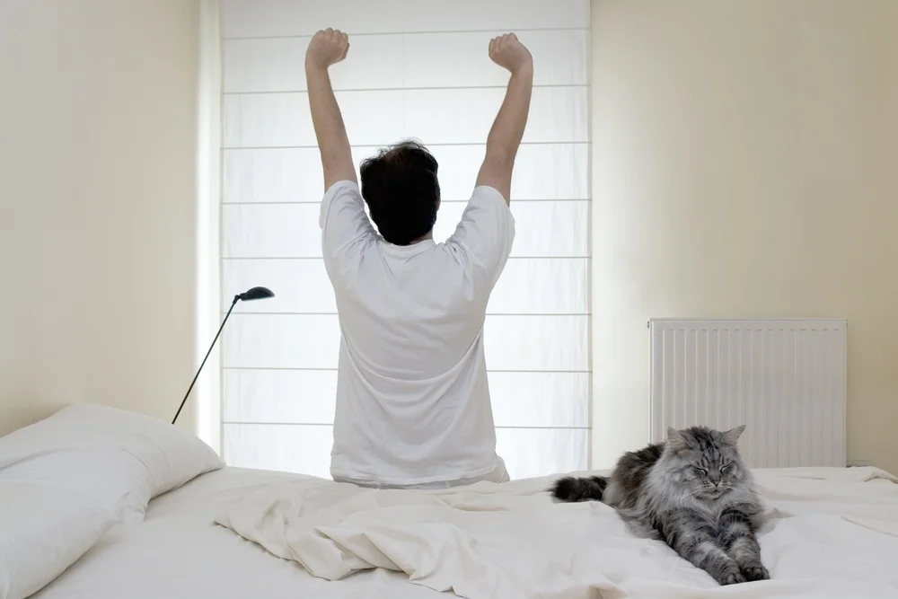 человек встает с кровати