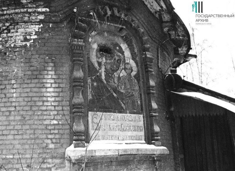Майоликовое панно "Казанская Божия Матерь" на восточном фасаде храма Казанской иконы Божией Матери, 1987 год. Источник: pastvu.com
