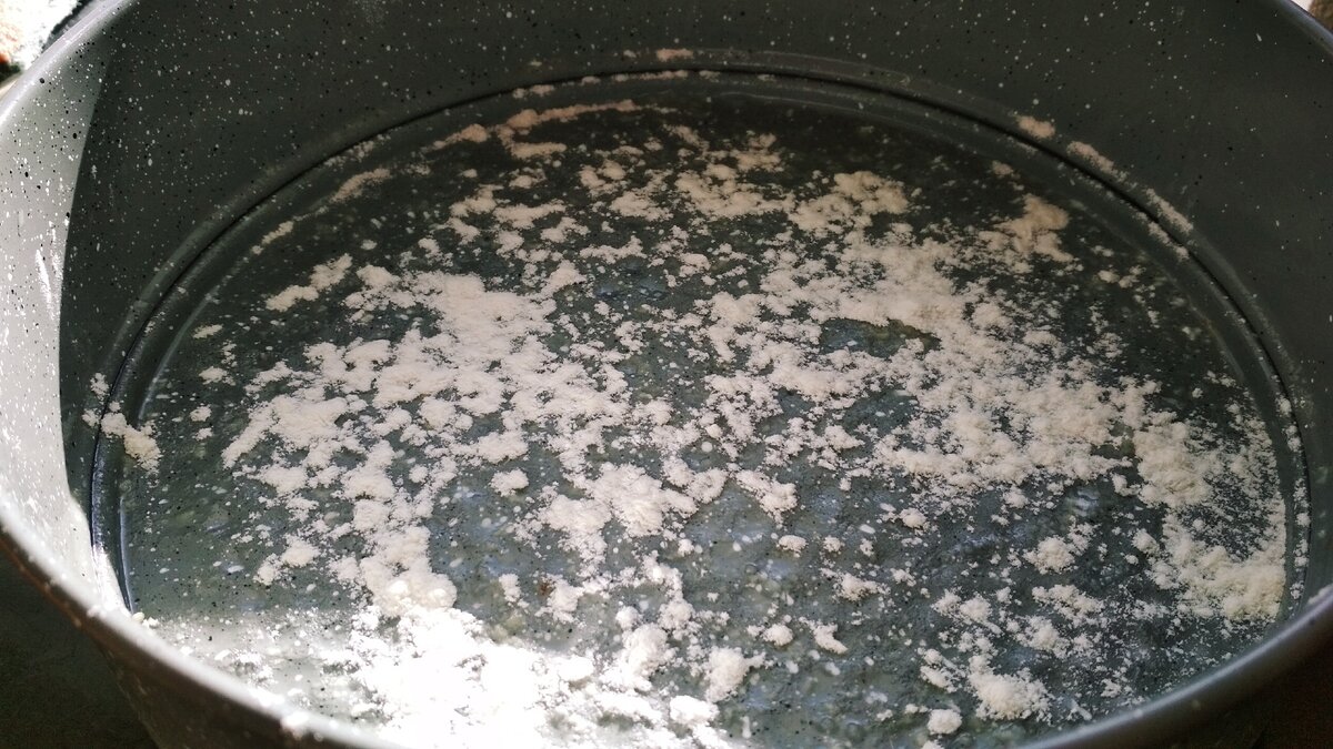 Смазываем форму растительным маслом и слегка присыпаем мукой