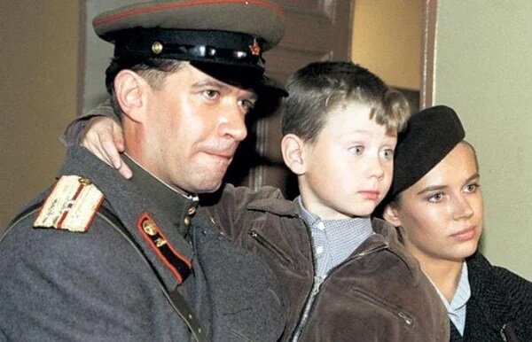 Кадр из кинофильма "Вор": Владимир Машков, Миша Филипчук и Екатерина Редникова, 1997 год