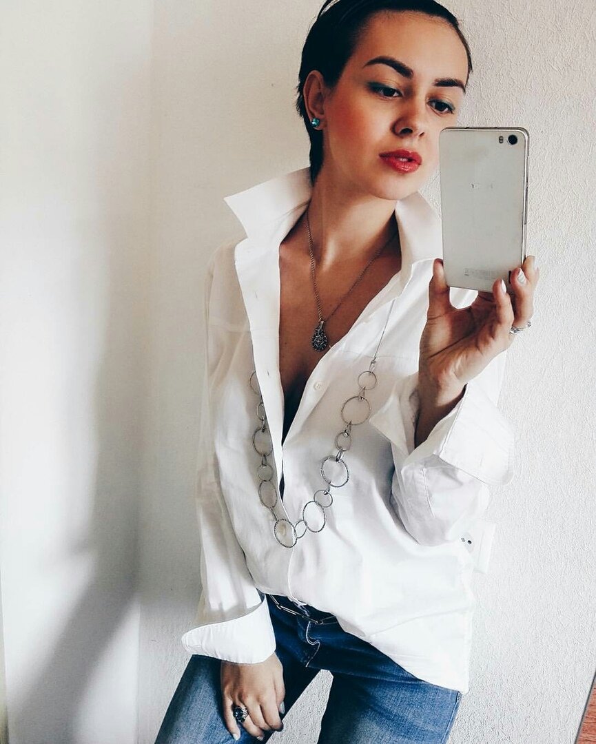 Джинсы с низкой посадкой, зауженные к низу - это можно разбавить обычной рубашкой хоть мужского кроя, хоть женского, только чтобы она была свободной. Спереди рубашку заправить в джинсы (как на фото), а сзади не трогать, оставить так как есть. Добавить хоть какие украшения, хоть несколько чокеров, хоть обычные цепочки или что то одно. Массивное кольцо или обычное. Обувь - массивные ботинки, остроносые или с квадратным носом ботильоны или же сапоги (сапоги могут быть так же с острым или квадратным носом, либо по колено, либо чуть ниже колена на см или 2см, либо же чуть выше, не нужно носить сапоги совсем ниже колена, Ваш рост становится ниже визуально).