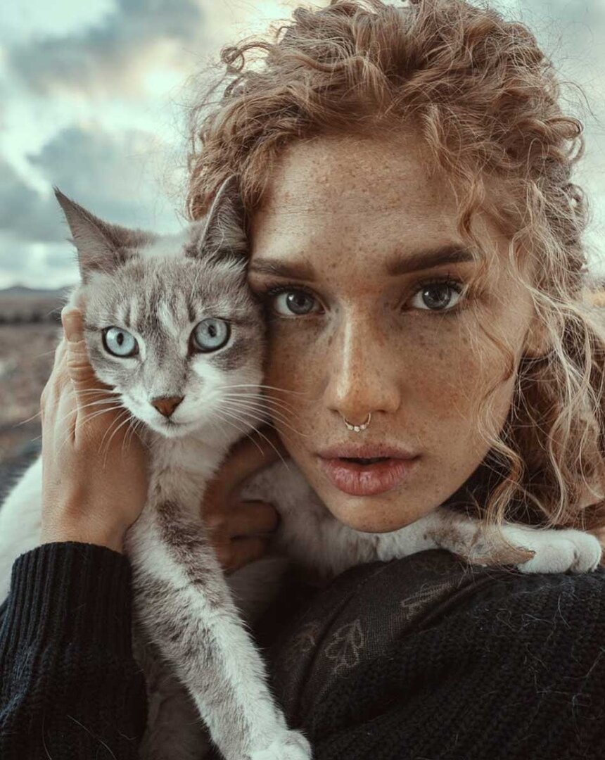 Красивая девушка с котиком для привлечения внимания: ) Источник: Яндекс