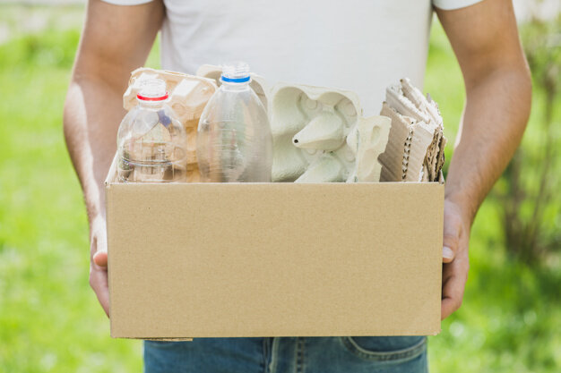 Источник фото: https://image.freepik.com/free-photo/man-s-hand-holding-recycle-products-cardboard-box_23-2147817171.jpg