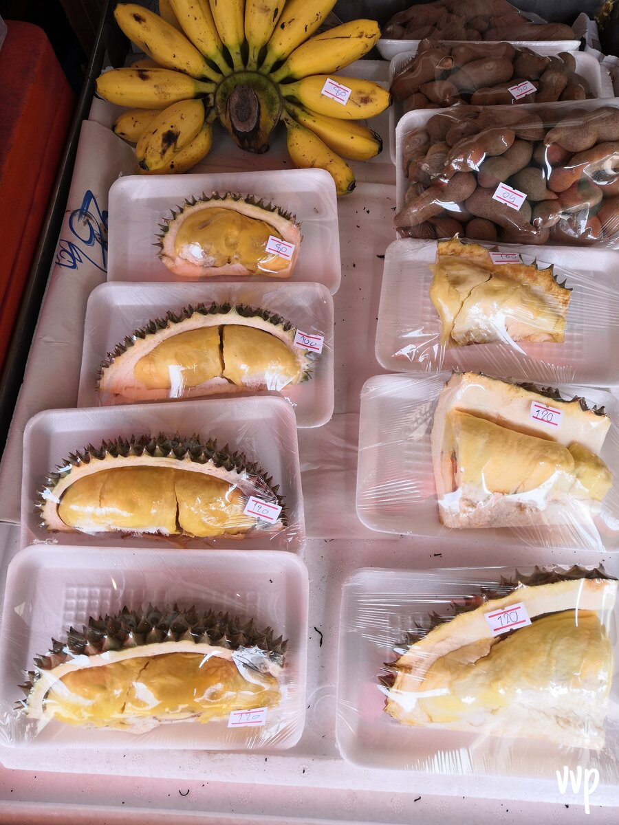 Один кусочек дуриана стоит около 100 бат. Для сравнения целая связка мини-бананов стоит 40 бат, а 1 кг манго — 60 бат