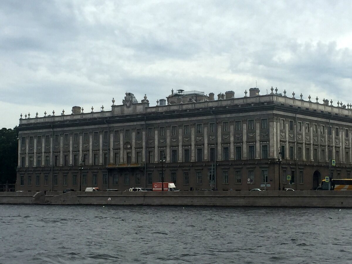 Мраморный дворец. Так он выглядит с палубы туристического теплохода