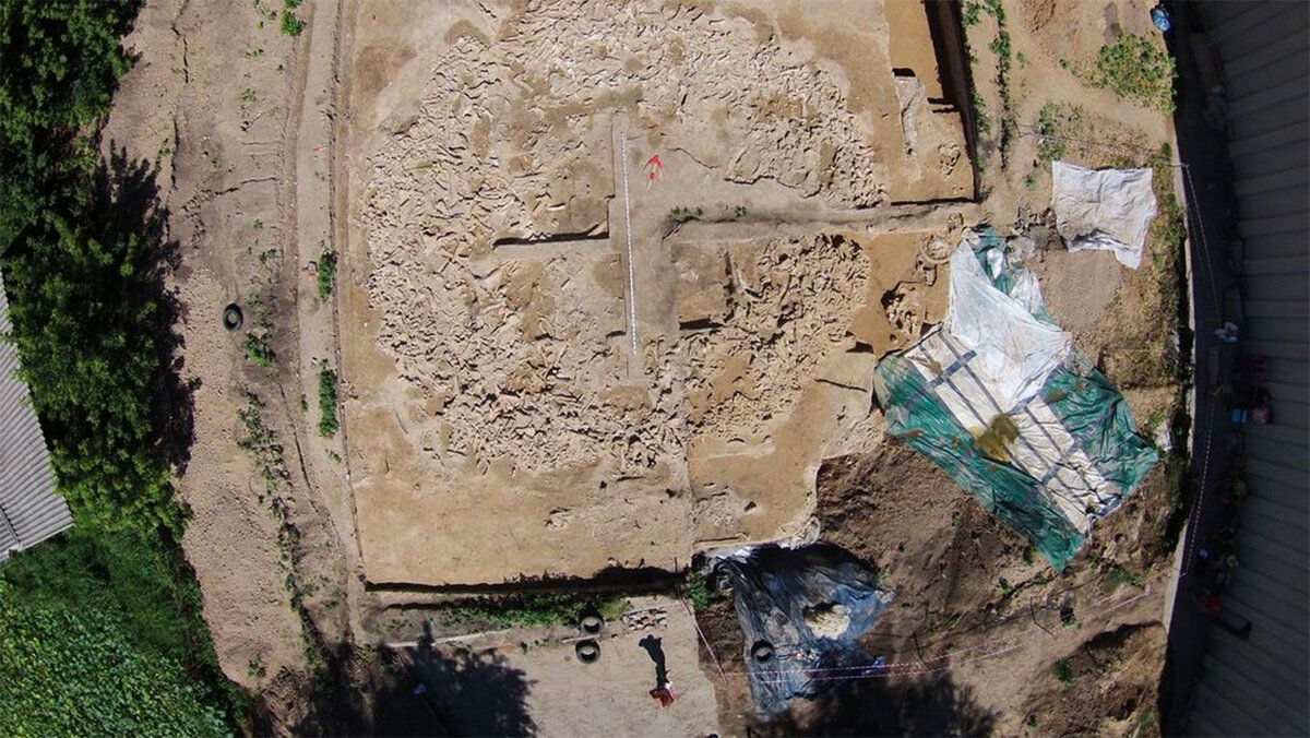 с дрона отчетливо виден круглый дом из мамонтов (фото археолога А.Дудина)