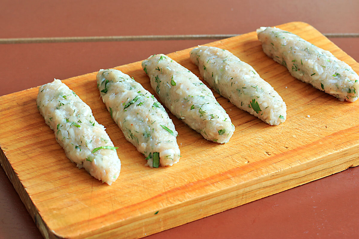 Из дома выходить нельзя. И я решила поднять настроение семье. Приготовила люля-кебаб из курицы на сковороде.