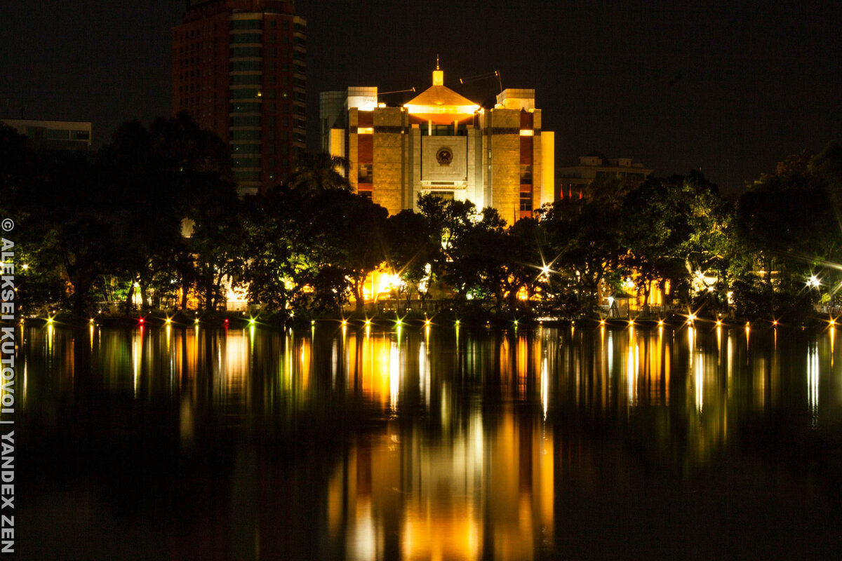 Вечернее озеро Хоанькием в Ханое