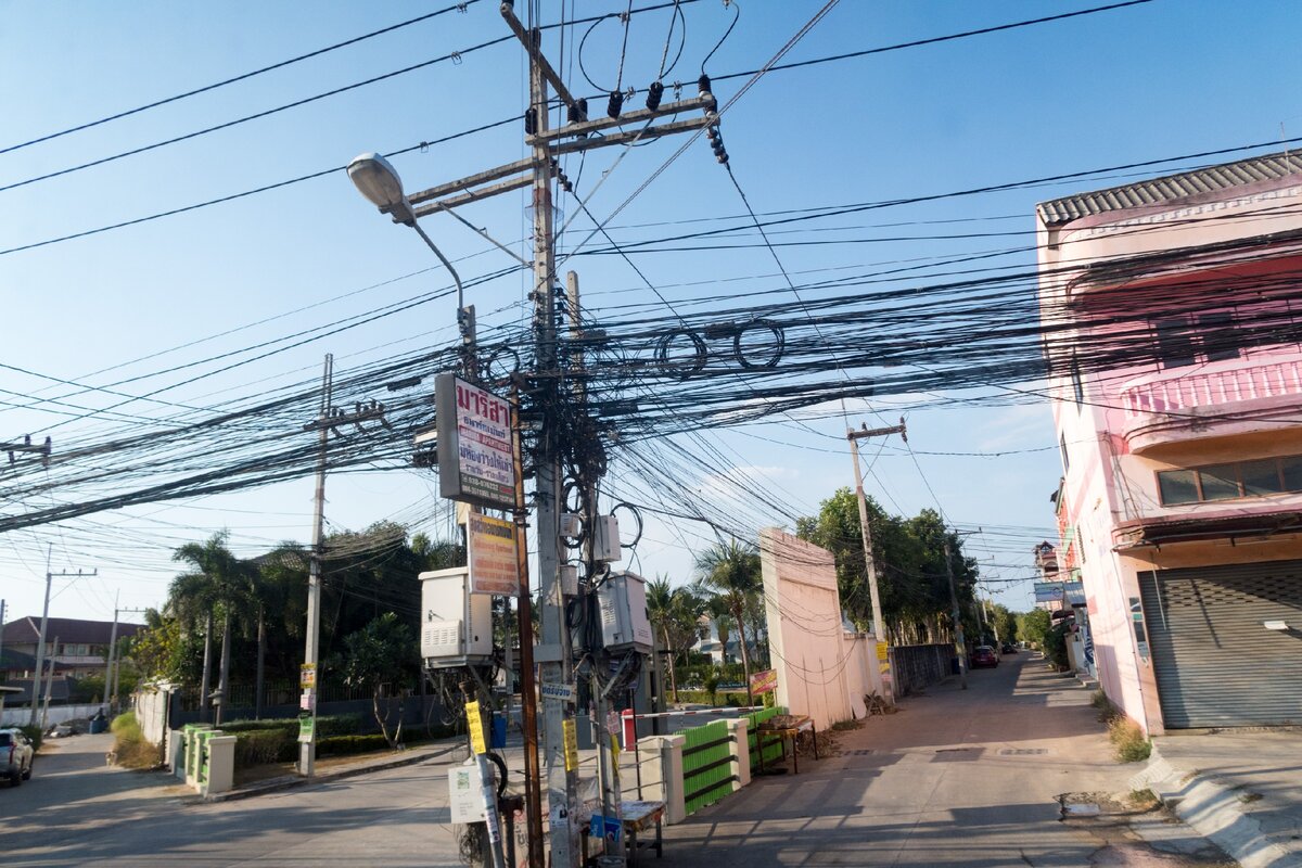 Большое количество проводов на уличных столбах в Таиланде. Причина всего – сабай