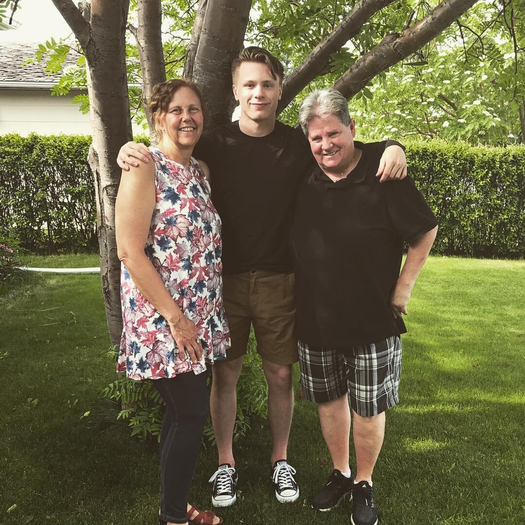 Джарет с одной из мам и его дядей