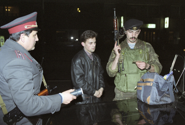 В 1993 году в связи с событиями конституционного кризиса в Москве был введен комендантский час в период с 23 вечера и до 5 утра.-2