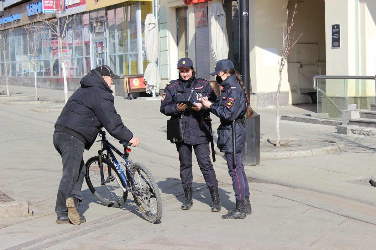 Полицейские проверяют наличие пропуска у горожанина.
