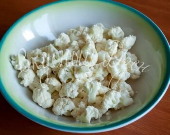 Картофель нарезаем кубиками, капусту разделяем на соцветия. 