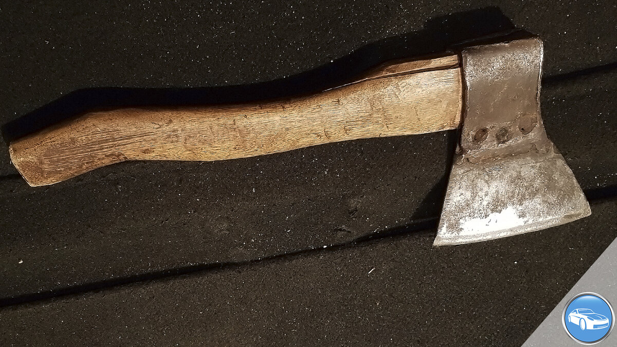 старый топор в машине