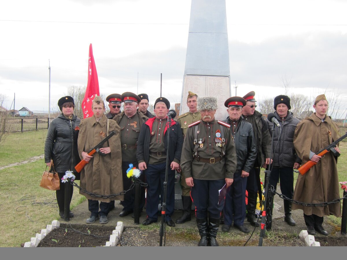 Почести погибшим отдают казаки