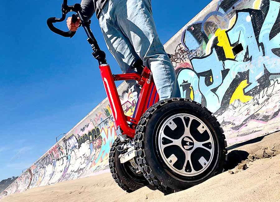 Каждое колесо электросамоката для взрослых FutureGo оснащено мотором 800 Вт. Он может легко ездить по песку, лестницам, склонам с углом наклона до 45 градусов и даже бездорожью. 